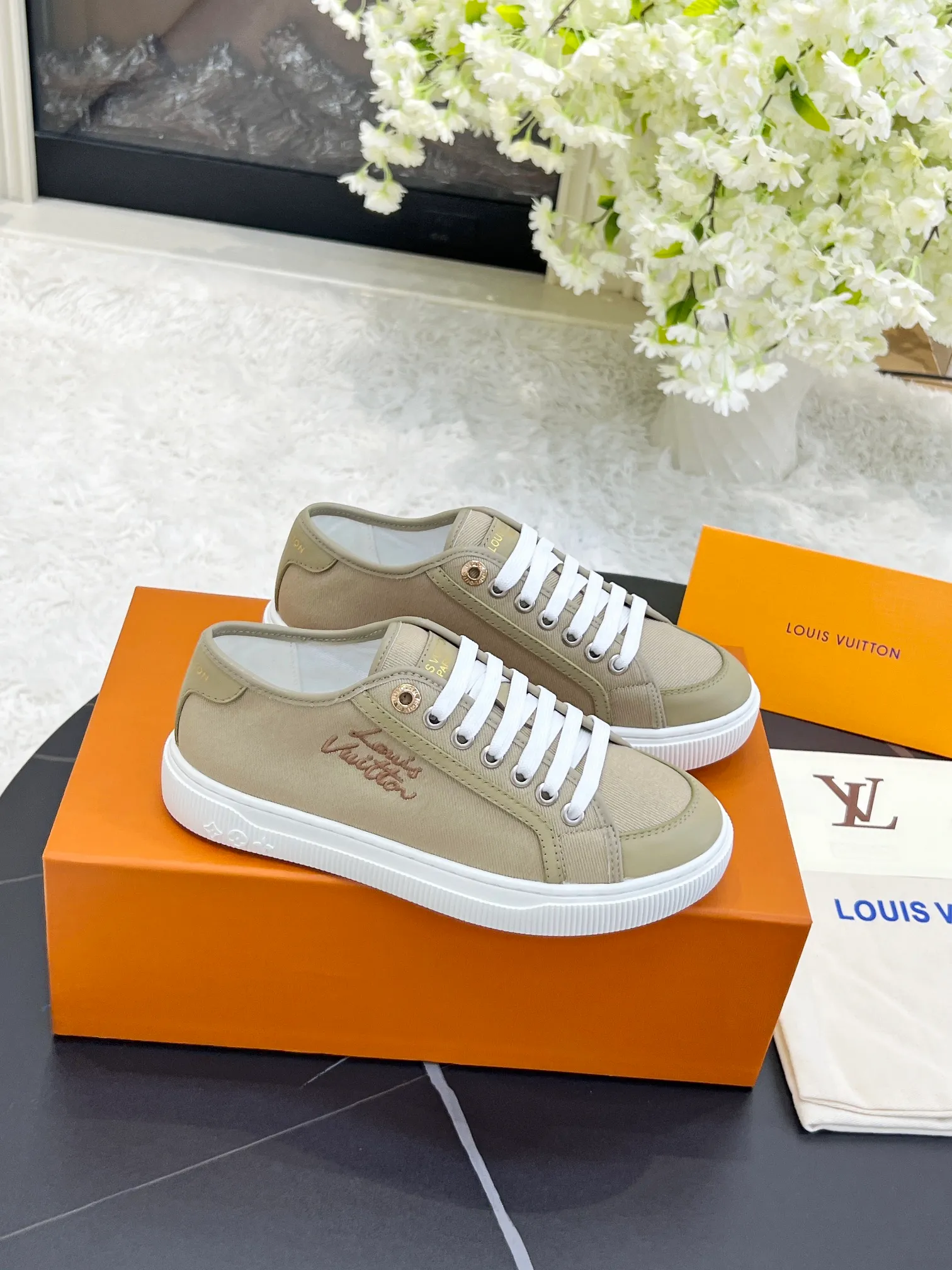 👟👟Ex-factory price 420👟👟 New arrival🆕🆕🆕 This LV Lagoon sneaker is made of lightweight canvas embroidered with the handwritten Louis Vuitton Paris logo. It highlights the casual summer atmosphere with a trendy and simple configuration, and can easily brighten up various looks. Monogram flowers bloom on the soft rubber sole. Code number: 35~41, multiple colors available! Oil edges + TPU outsole + drawer box packaging